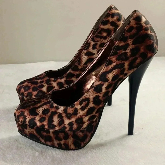 CHARLOTTE RUSSE Platform Pumps Size 7 - Picture 5 of 10